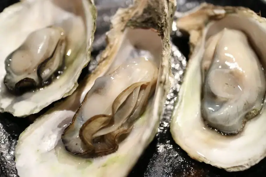 Thịt hàu ngon có màu tươi và săn chắc tốt. Nếu hàu có màu trắng đục hoặc trong mờ thì không nên chọn
