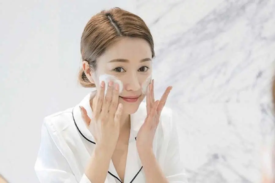 Xịt khoáng giúp da thẩm thấu dưỡng chất tốt hơn.