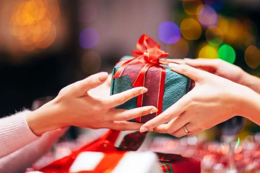 Đầu tiên cần cân nhắc về đối tượng được tặng quà và ngân sách có sẵn.