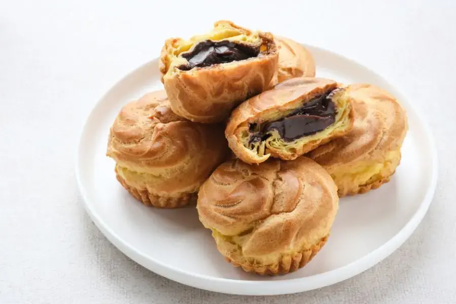 Mẫu bánh su nhân socola mềm mịn, hấp dẫn.