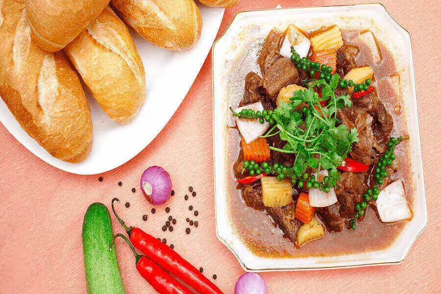 Món bò kho bánh mì truyền thống