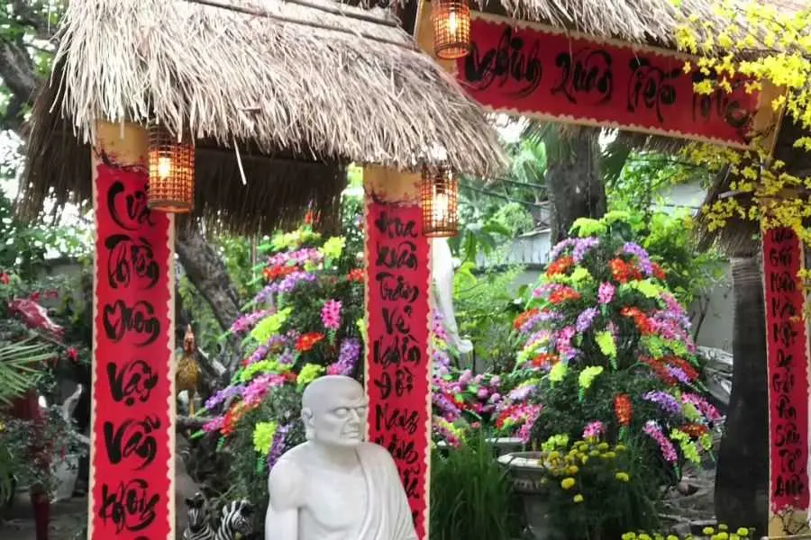 Trang trí cổng ngày Tết với câu đối đỏ là nét đẹp truyền thống của người Việt