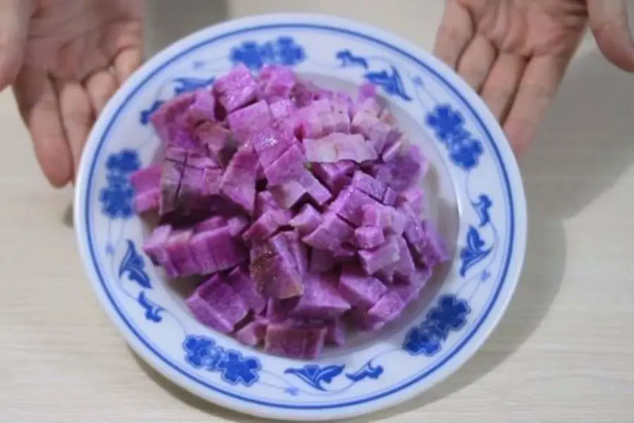 Cắt nhỏ khoai mỡ thành hạt lựu để khi nấu khoai nhanh mềm hơn.