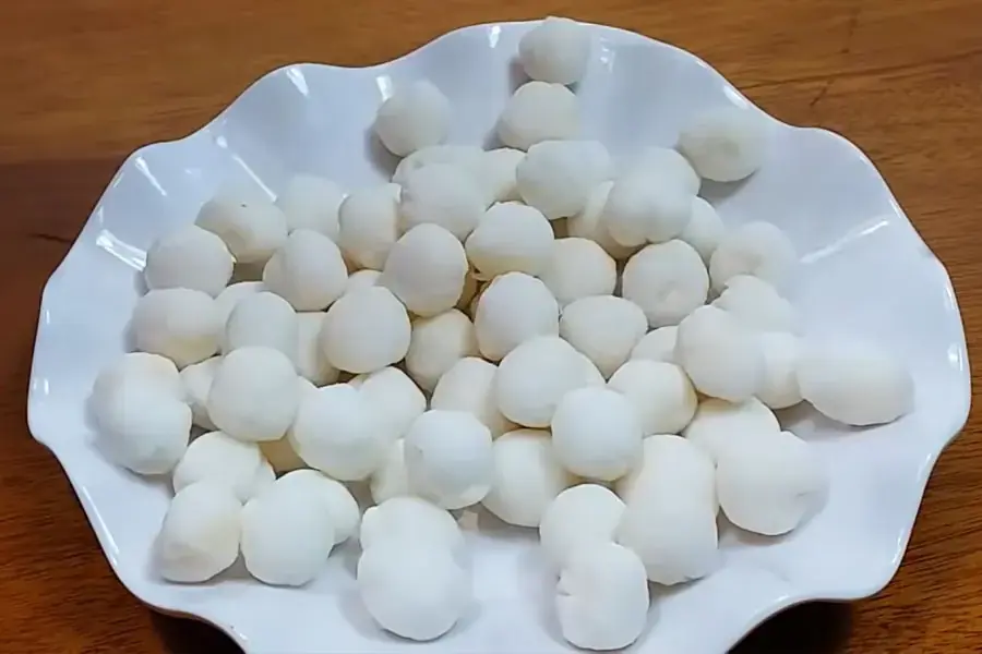 Dùng bột bọc hạt bắp lại thành các hạt trân châu