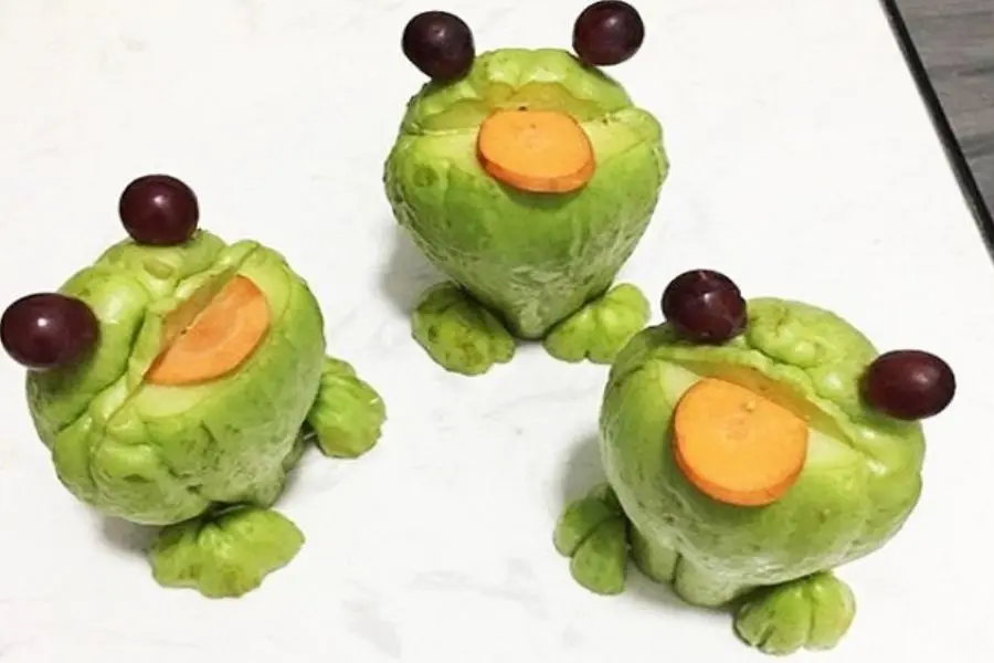 Sử dụng cà rốt làm lưỡi cho chú ếch dễ thương.