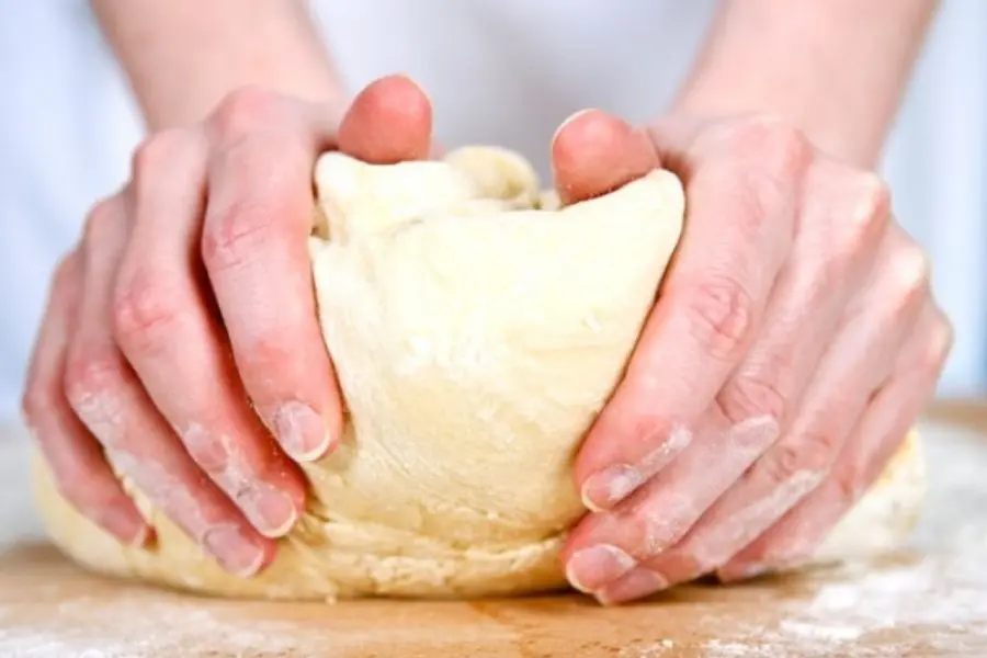 Nhào bột làm bánh donut