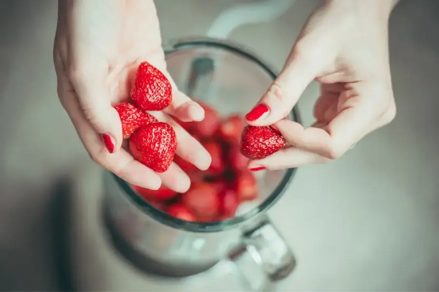 Để nguyên liệu đã chuẩn bị vào máy và chọn chế độ xay