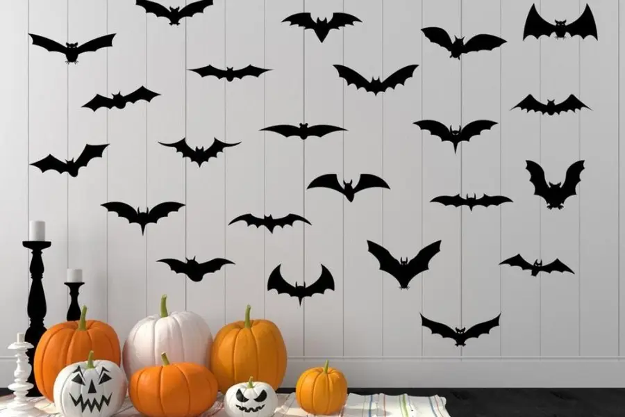 Trang trí Halloween với hình đàn dơi màu đen.