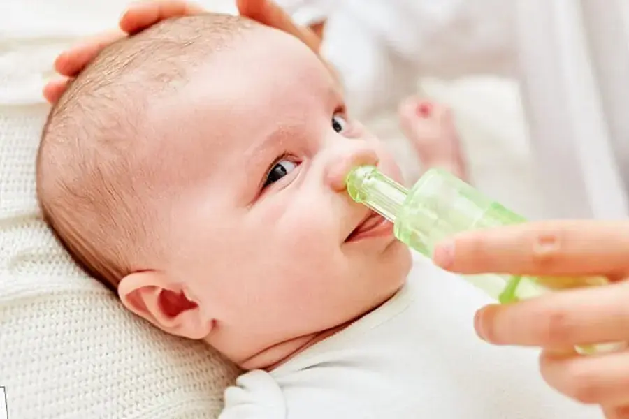 Phụ nên thường xuyên vệ sinh mũi họng cho trẻ (2)
