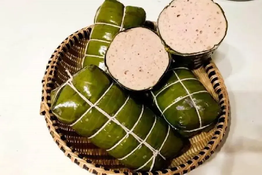 Vớt chả lụa để ráo nước