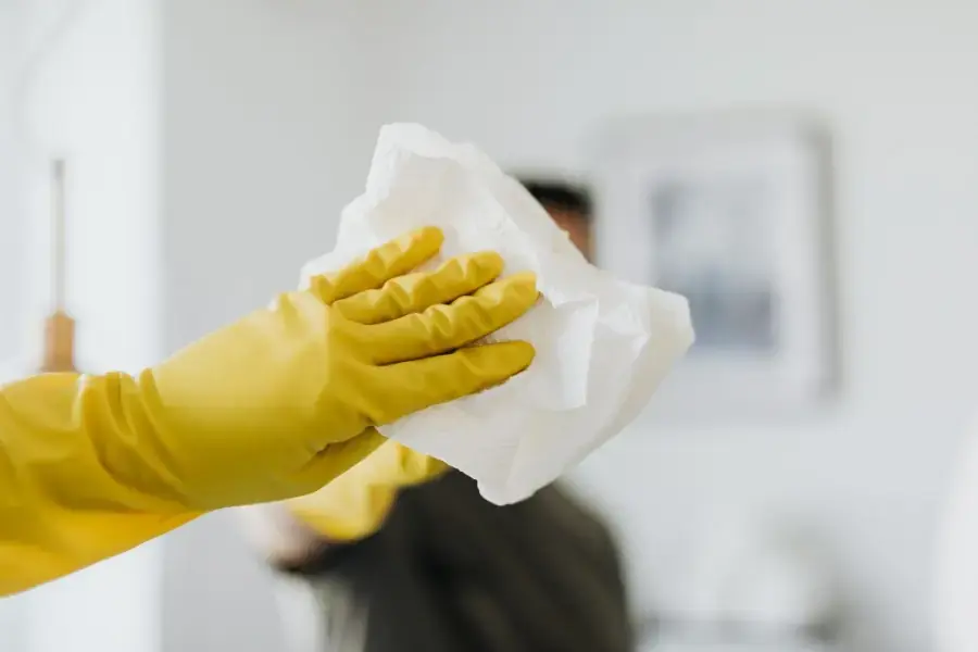 Dùng nước ấm là một mẹo lau gương sạch rất đơn giản giúp gương bóng sáng trở lại