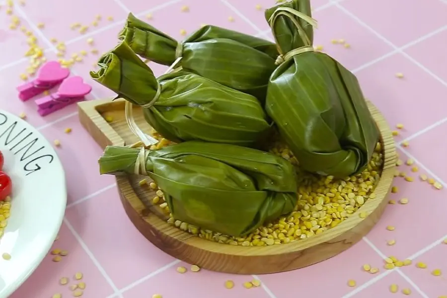 Bánh Uôi là món bánh truyền thống của người Mường vào mỗi dịp Tết đến.