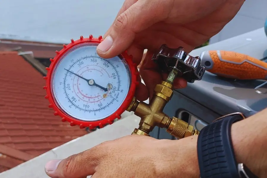 Nếu hết gas bạn cần bơm gas để khắc phục tình trạng máy lạnh không mát.