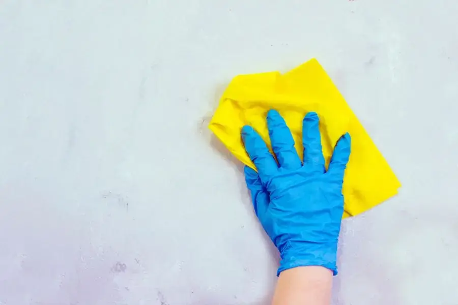 Làm sạch khu vực cần dán xốp (Hình ảnh: Cleaning - LoveToKnow)
