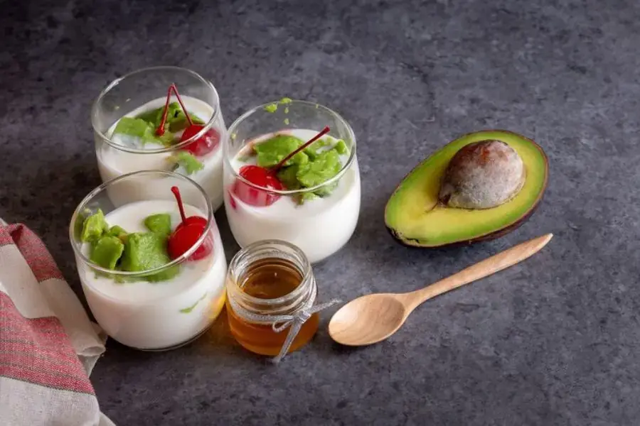 Thực đơn healthy với bơ và sữa chua.