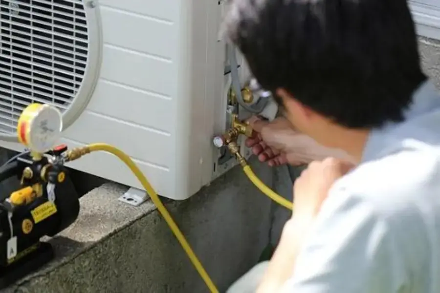 Rò rỉ gas ở máy lạnh áp trần loại VRV/VRF.