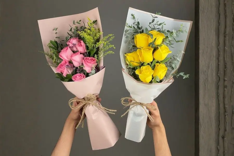 Mẫu bó hoa hồng màu vàng và phấn dáng dài thích hợp tặng bạn bè