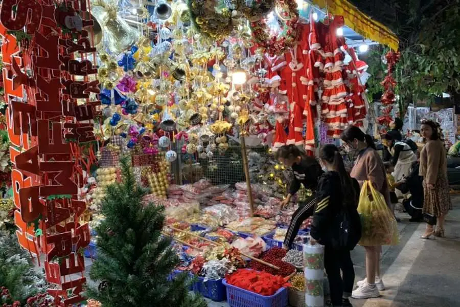 Từ ngoài nhìn vào bạn sẽ cảm nhận không khí Noel tràn ngập nơi đây.