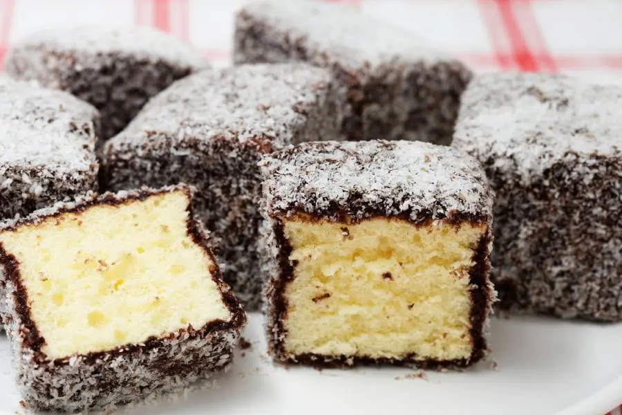 Bánh Lamington là món bánh được ưa chuộng tại nước Úc.