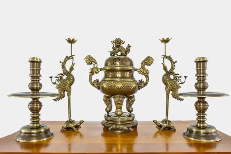 Dùng khăn và nước sạch để vệ sinh lư hương (Hình ảnh: Đồ Đồng Việt)