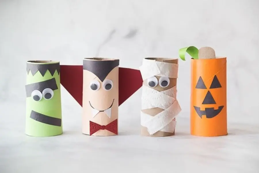 Từ một lõi giấy vệ sinh cũ có thể sáng tạo nên nhiều đồ vật trang trí Halloween khác nhau.