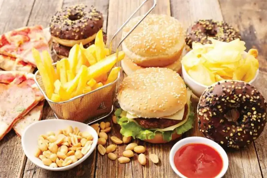 Tránh những thực phẩm nhiều dầu mỡ và thức ăn nhanh