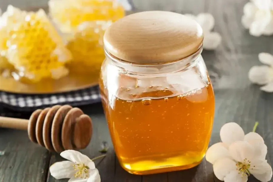 Mật ong có nhiều lợi ích như: Chống lại bệnh tật, giảm nguy cơ mắc bệnh tiểu đường loại 2,VV.. 