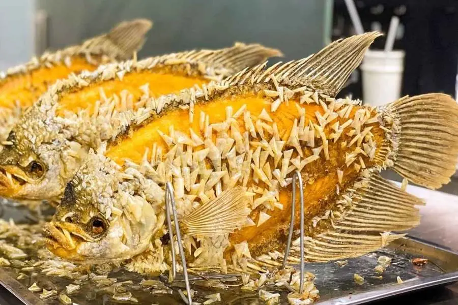 Đem cá đi chiên xù giòn rụm, bắt mắt, trẻ em rất thích.