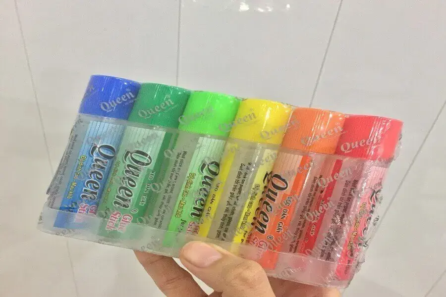 Hồ dán có tác dụng thần kỳ trong việc loại bỏ vết bẩn trên kính (nguồn: Shopee)
