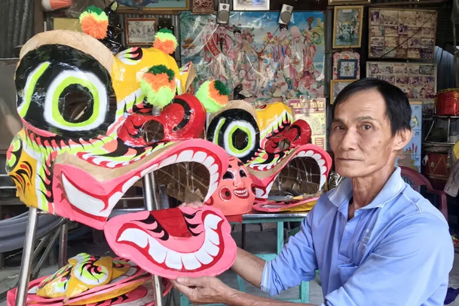 Đầu lân rực rỡ là món đồ chơi giúp bé hóa thân thành nhân vật múa lân trong dịp Trung Thu.