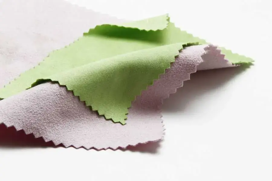 Vệ sinh màn hình điện thoại bằng vải mềm microfiber (nguồn: Shutterstock.com)