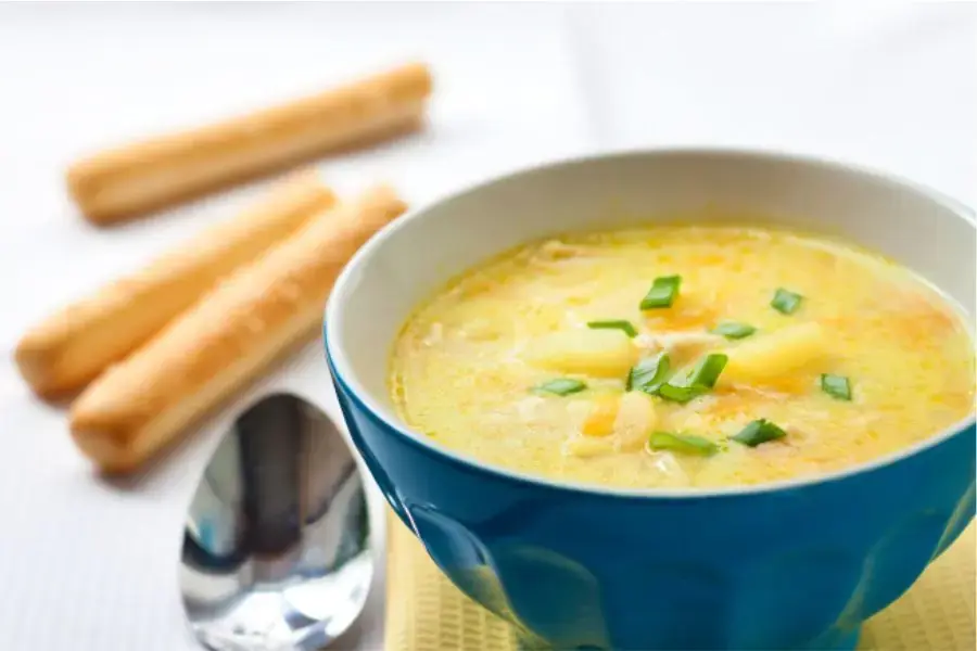 Nguyên liệu cần chuẩn bị cho món ăn là gan gà, cháo nấu sẵn, khoai lang
