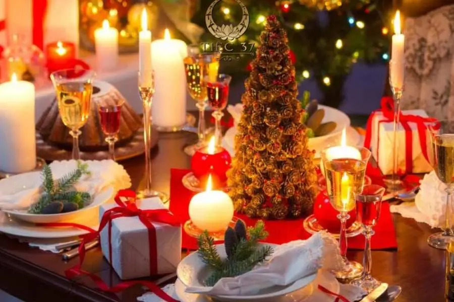 Bạn có thể đặt thêm một số hoa tươi có màu đỏ ở giữa bàn ăn.