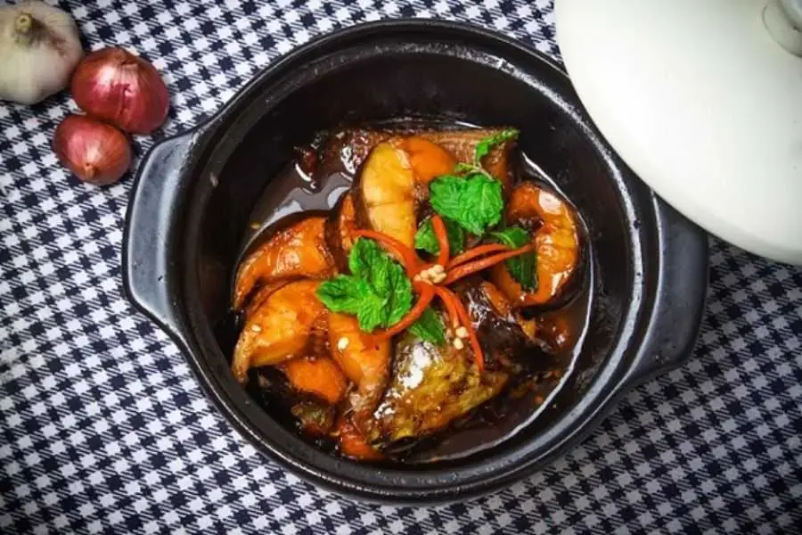 Cá kho tiêu màu vàng nâu đẹp mắt, thịt ngọt tự nhiên