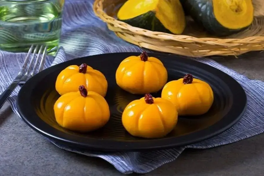 Bánh bí đỏ nướng vàng óng, thơm ngon.