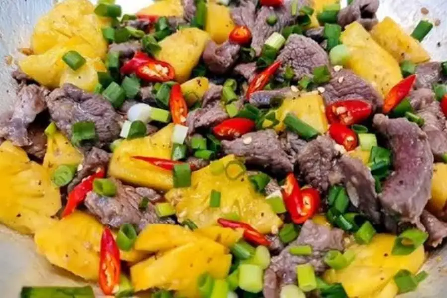 Dứa chua chua ngọt ngọt kết hợp với thịt bò thơm mềm ngấm vị