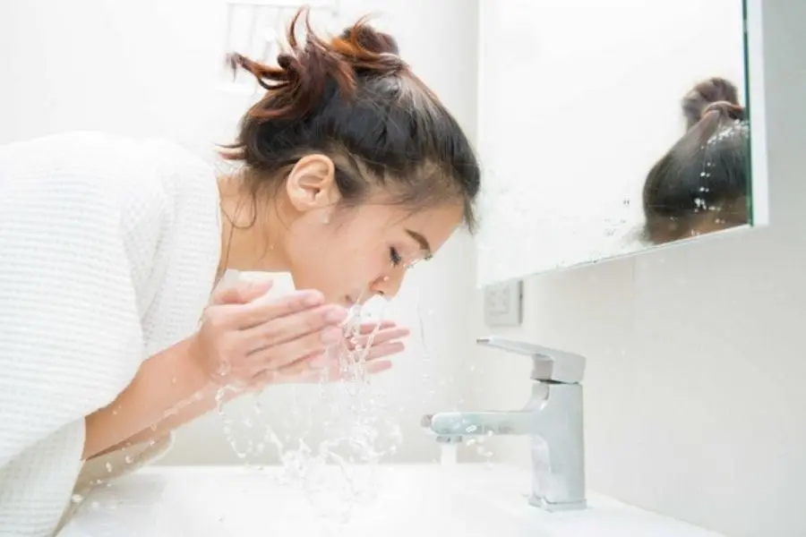 Việc rửa mặt sạch sẽ giúp loại bỏ bụi bẩn, bã nhờn trên da, giúp lỗ chân lông thông thoáng.