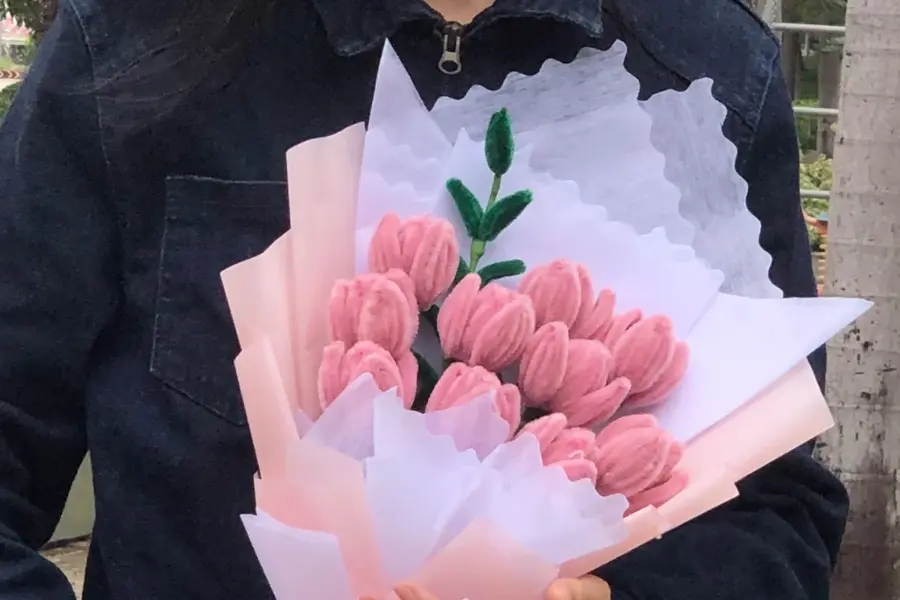 Hoa handmade độc đáo là món quà lưu giữ kỷ niệm lâu dài, thể hiện sự tỉ mỉ và chân thành.