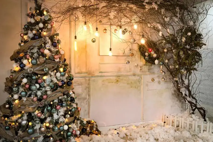 Mẫu trang trí không gian ngoài trời với tuyết giả và cây thông Noel đẹp mắt.