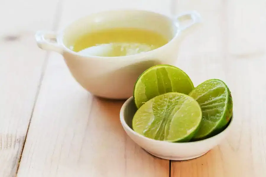 Dùng chanh cùng mặt nạ nha đam trị mụn.