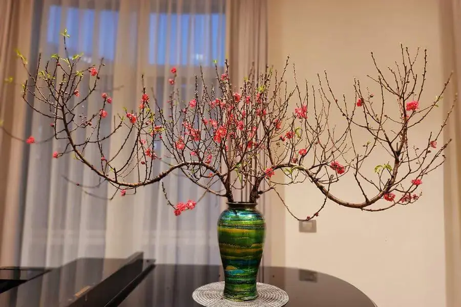 Thay nước thường xuyên cho bình hoa đào tươi lâu