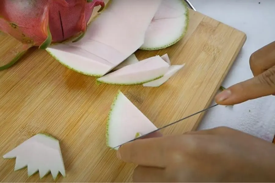 Cắt vỏ bưởi làm vây con cá.
