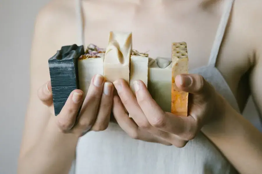 Ông bà xưa có dạy, để xà bông cục trong tủ quần áo sẽ khử mùi ẩm mốc hiệu quả