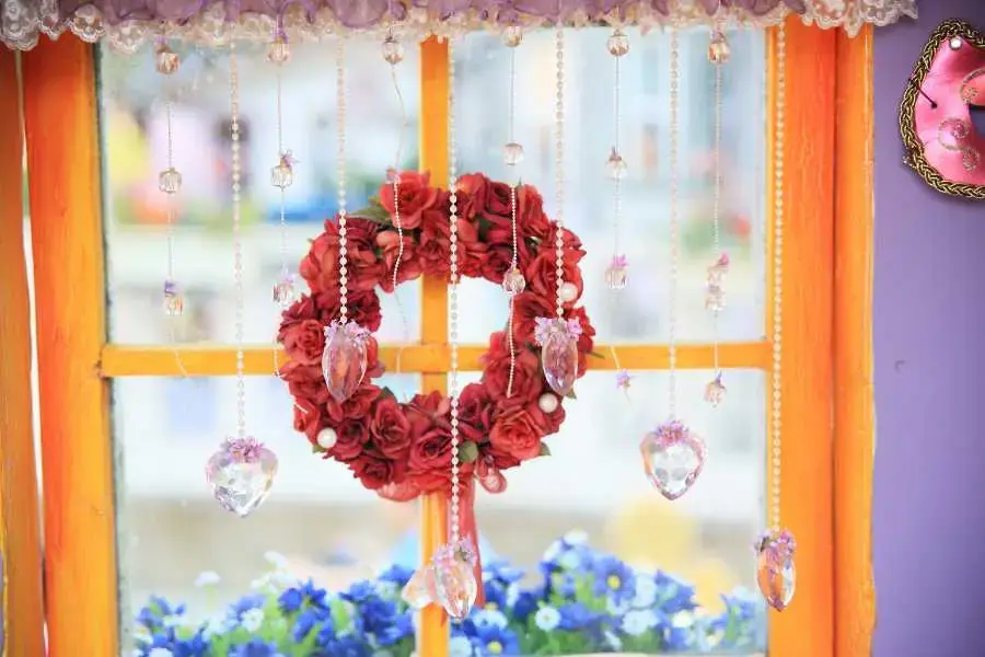 Trang trí cửa sổ với đồ handmade