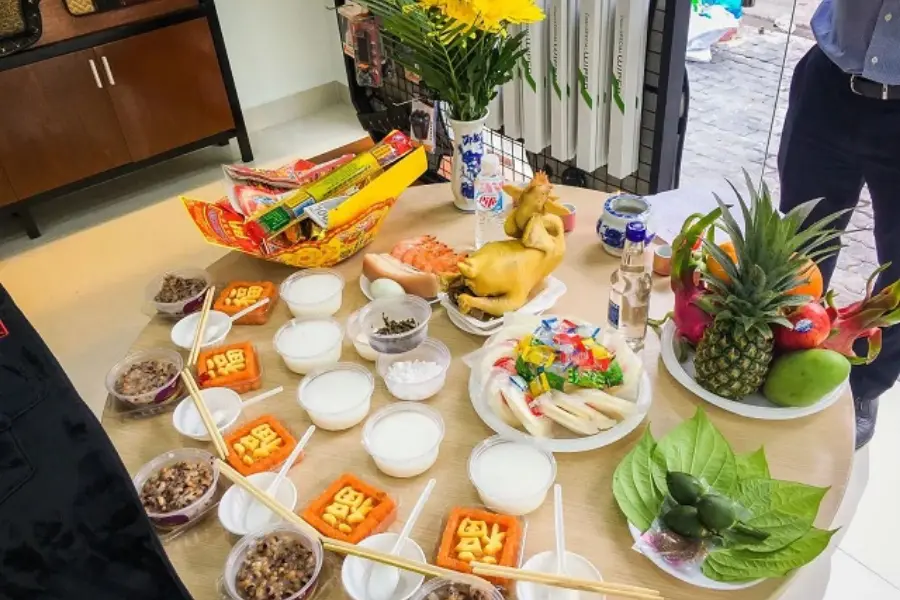 Phần đồ cúng khác.