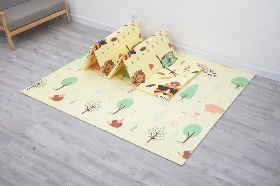 Sử dụng thảm xốp gấp gọn để lót sàn nhà 