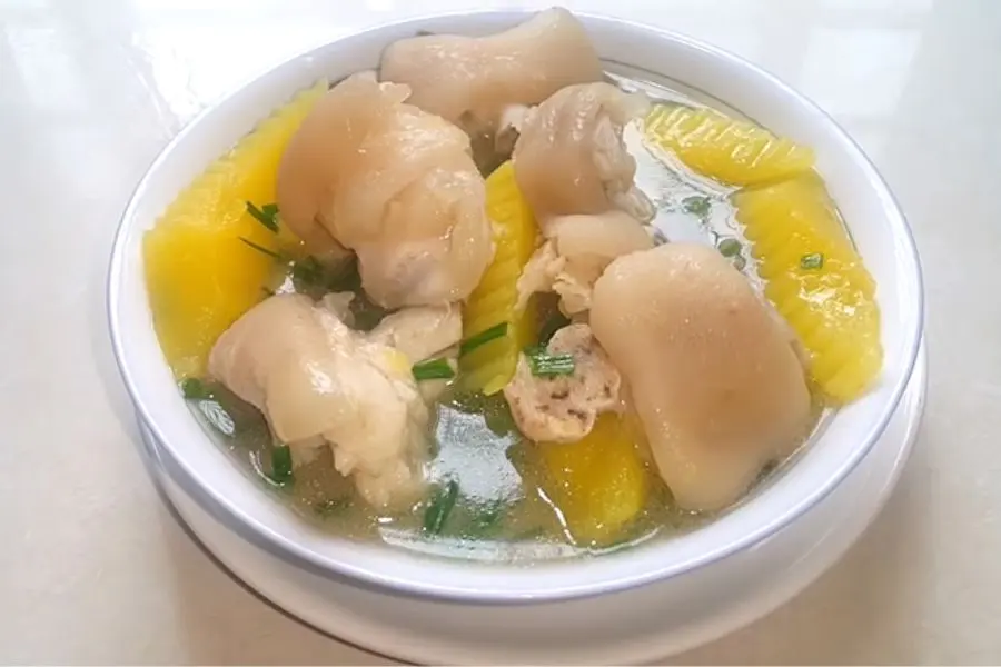 Canh đu đủ hầm giò heo là món ăn quen thuộc trong mâm cơm của người Việt Nam.
