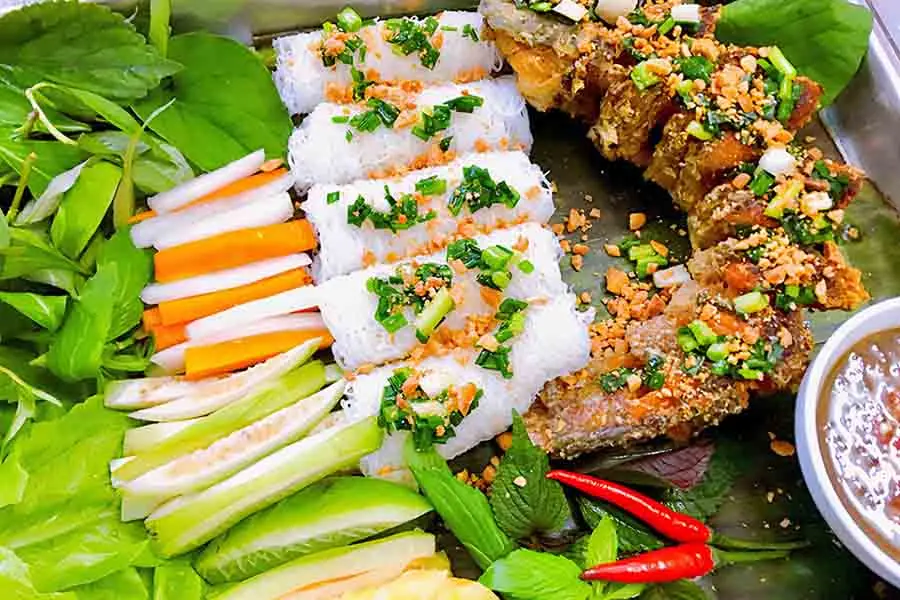 Cá cuốn bánh tráng dễ ăn, tươi mát, tốt cho sức khỏe.