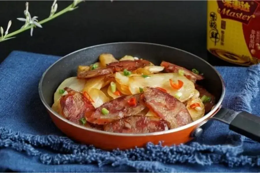 Lạp xưởng xào cùng khoai tây.