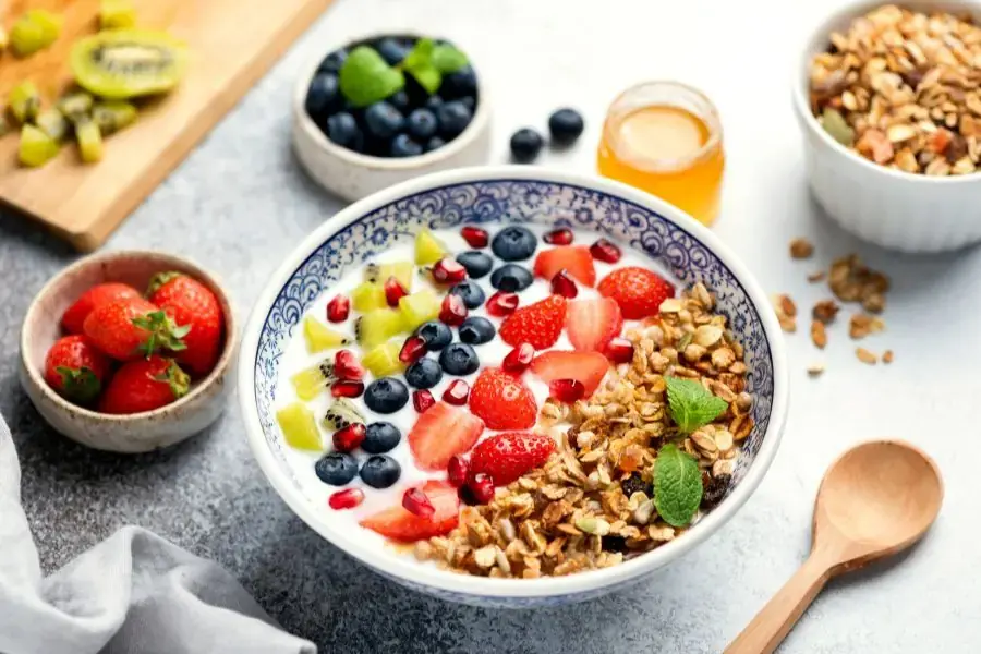 Sữa chua ăn cùng granola sẽ ngon hơn khi bạn ăn kèm với trái cây